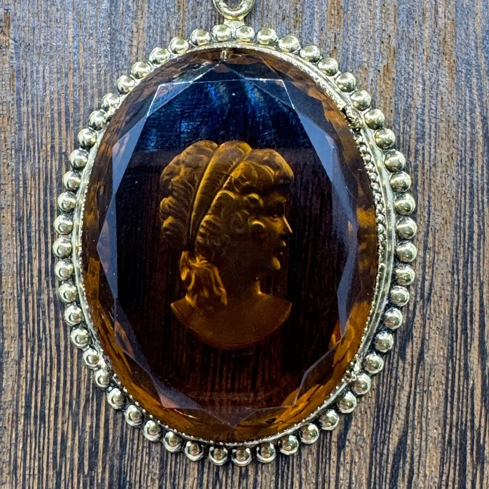 Yesterday’s Treasures Vintage Cameo Necklace Amber‎ Glass Reverse 24” Gold Tone
